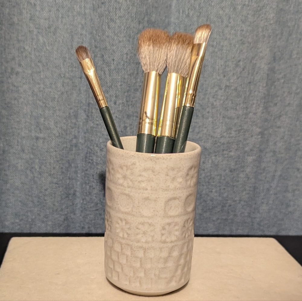 Stonewear Cream Makeup Brush Holder